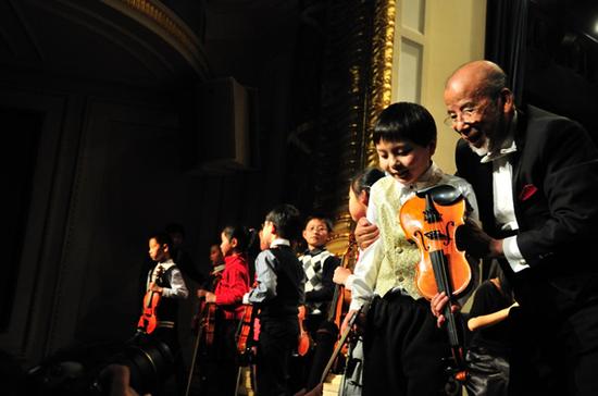 曹鹏和孩子们一起演出