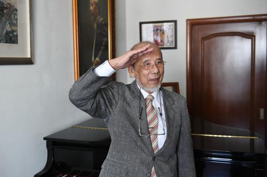 新四军老战士曹鹏敬军礼