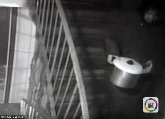 塔玛拉·萨姆索诺娃拿着装有人头的高压锅下楼