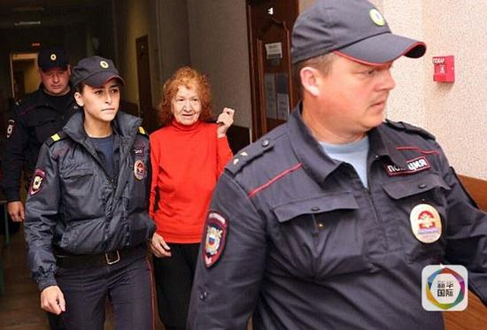 塔玛拉·萨姆索诺娃向记者飞吻