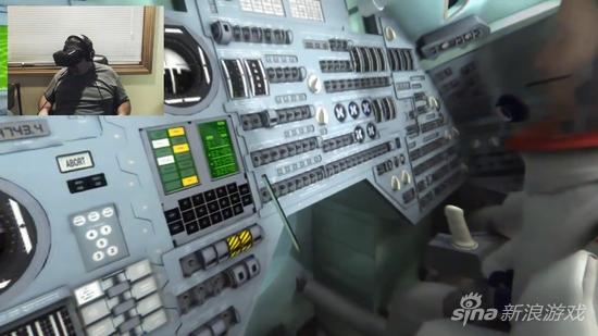 外国玩家用VR眼镜圆父亲宇航梦