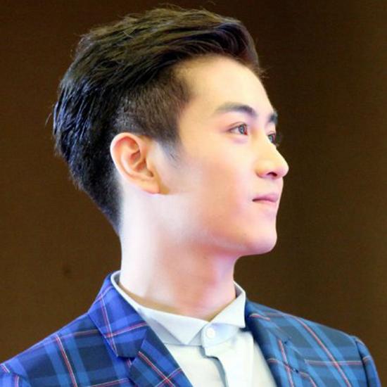 陈晓短发施展型男魅力甜蜜牵手陈妍希