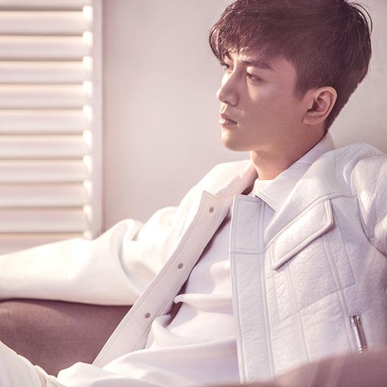 陈晓短发施展型男魅力甜蜜牵手陈妍希