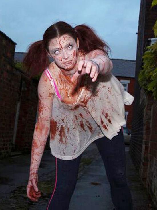 英女法医专家白天研究尸体晚上扮僵尸减压图