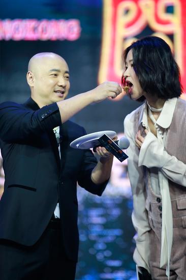 名模杜鹃参演《港囧》 挑战痴情囧徒徐峥