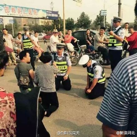 儿子酒驾被查母亲下跪求情 交警下跪解释