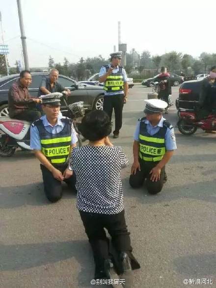 儿子酒驾被查母亲下跪求情 交警下跪解释