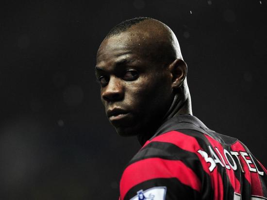 重回ac米兰巴洛特利显然心情不错