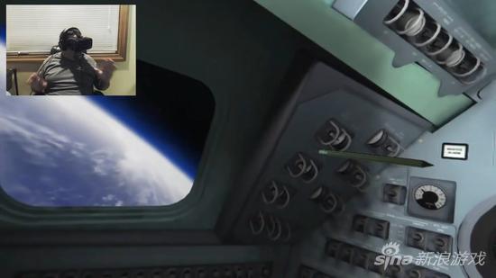 外国玩家用VR眼镜圆父亲宇航梦