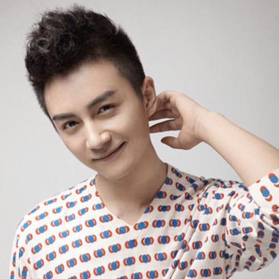 陈晓短发施展型男魅力甜蜜牵手陈妍希