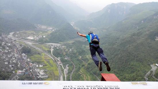 来自中国,俄罗斯两国的10名低空跳伞达人在矮寨大桥观光通道展开了