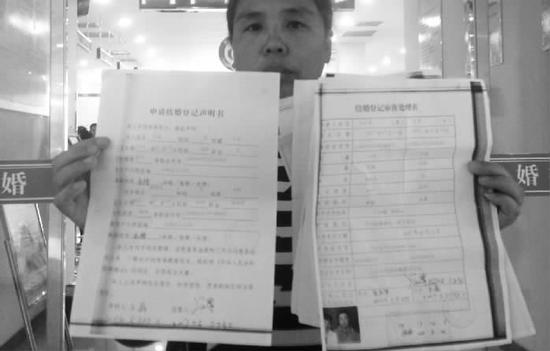 王晶查询档案，照片中的登记女子根本不是她 新文化记者 唐奇 摄 