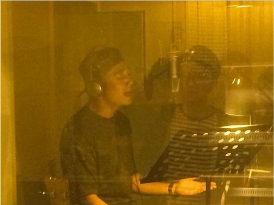 霍建华深情演唱，录制过程一气呵成