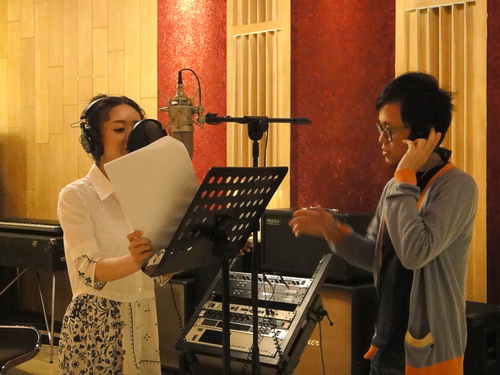 赵丽颖进入录音棚认真练唱