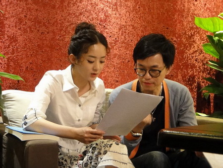 麦振鸿为赵丽颖讲解演唱要领，融入歌曲虐心意境