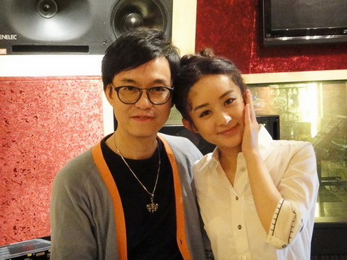 录音完成后赵丽颖与麦振鸿开心合影