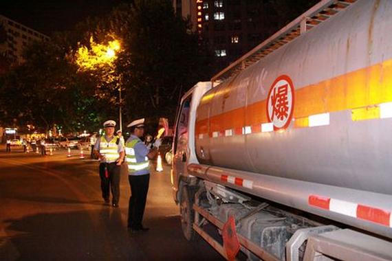 资料图：交警检查危化品运输车辆