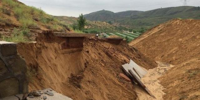 高速公司谈雨毁路:我们不产雨