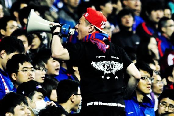 激情呐喊的申花球迷