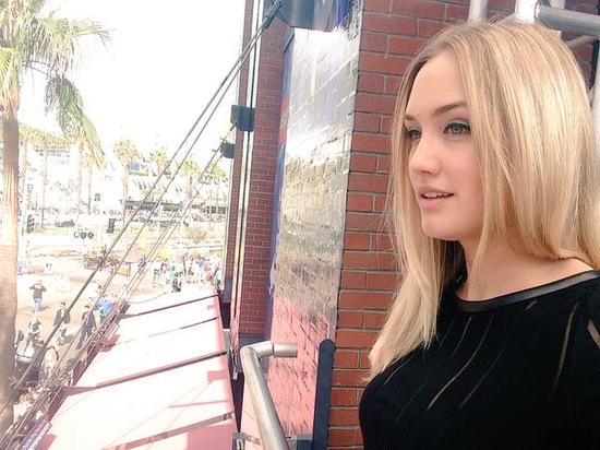 金发美女主播亮相pax游戏展