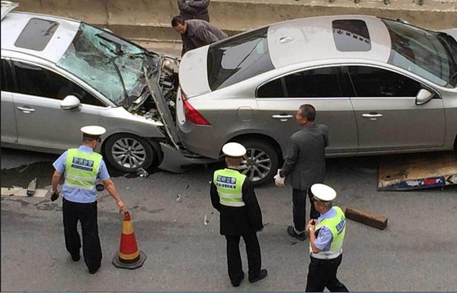 昆明离奇车祸：两车追尾铲起前车