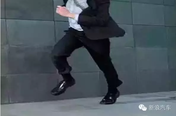 终于知道为什么早上堵车时看不见豪车