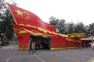 福田汽车则承担起大部分阅兵彩车的底盘制作工作