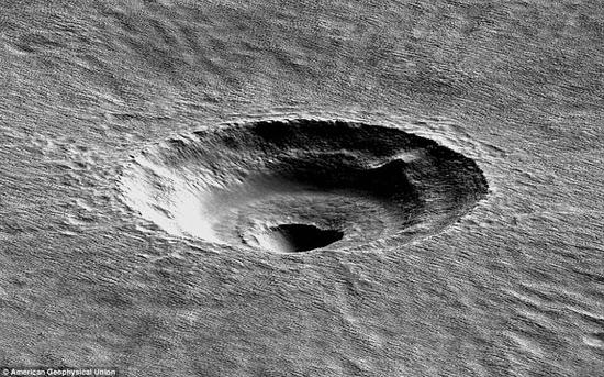 火星奇特陨坑地下存在40米巨厚水冰层?