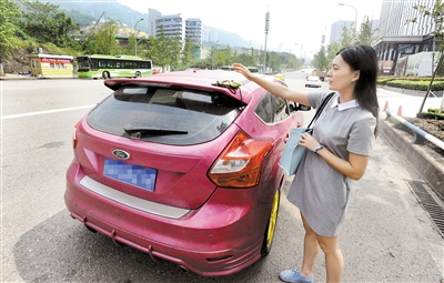 昨日，王女士向记者讲述误把钱包放车顶，掉下来被其他路过的车辆捡走的经历。