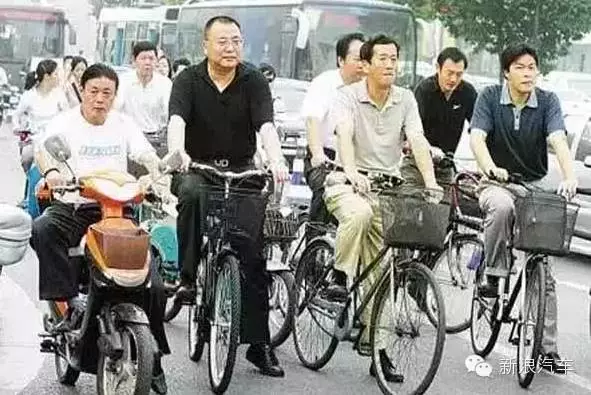 终于知道为什么早上堵车时看不见豪车