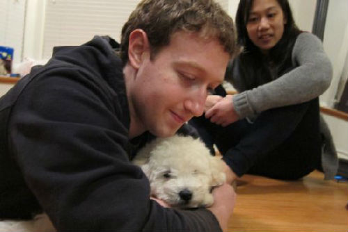 扎克伯格健身有妙招:带着爱犬跑步