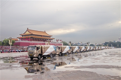 8月23日凌晨，为此次阅兵专门研制的电动洗地车正在清洗天安门前石板路。 北京环卫集团供图