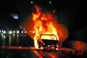 广深高速雷克萨斯撞路虎 一车烧成铁架 