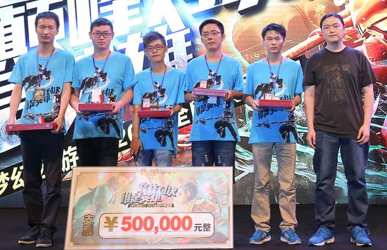 图6：2015全民PK赛总冠军与小白合影