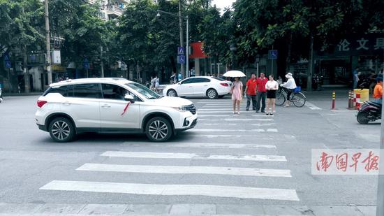 南宁古城新竹路口，一辆私家车没有礼让斑马线上的行人。