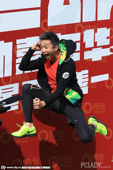 休闲的运动卫衣搭配耐克短裤及运动打底裤,一双荧光绿色球鞋点亮整个