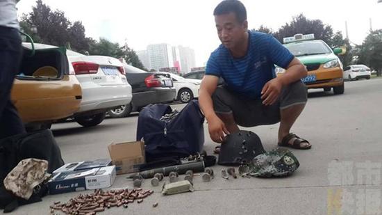 乘客将包裹遗落出租车上 内藏高射炮弹(图)|出租车|子弹|炮弹_新浪