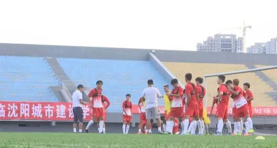 　　回家真好，秋天的沈阳凉爽、舒服，适合比赛。徐新也已经归队，这次人员最为齐整，接下来会抓紧训练，准备比赛。上一场巴林受长途飞行等影响，并未调整到最佳，在经过比赛和几天训练调整后，对手准备会更为充分，下一场比赛对我们会是一个考验，我们必须认真准备。”带着一场大胜和如此齐整的阵容回到家乡，国奥队主帅傅博心情大好。