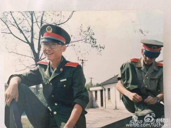 陆川晒青涩军装照
