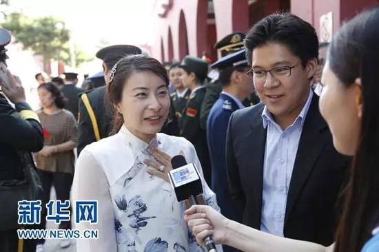 郭晶晶霍启刚接受新华网记者专访。新华网 王翰林摄