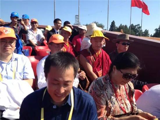 第二排右二是班禅。他说：“感到自豪，要珍惜和平的来之不易”。记者刘恺供图