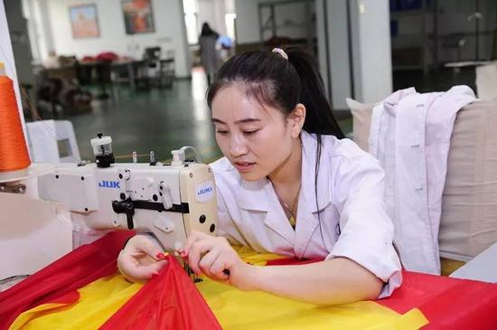 缝纫拼接现场（中国空间技术研究院提供）