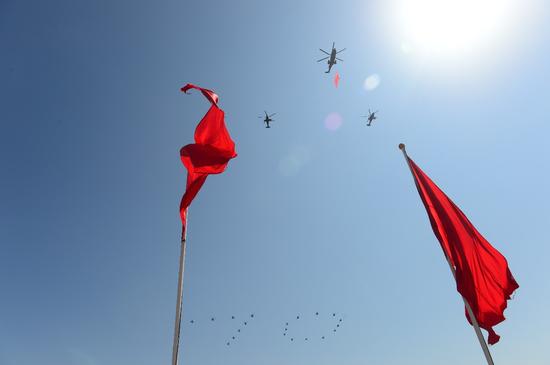 这是空中护旗方队通过天安门广场。刘军喜摄