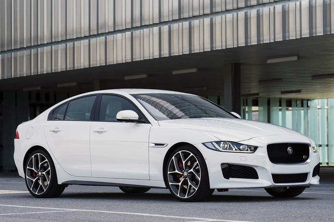 01-2017-jaguar-xe-fd-1
