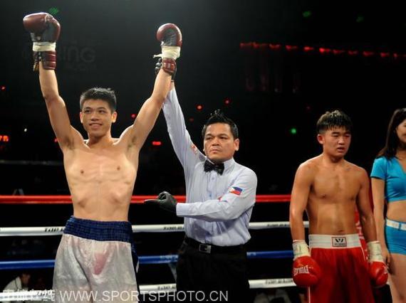 珠海拳手林立拳战胜肇庆拳手高忠良（中体在线图片 白宇/摄） 