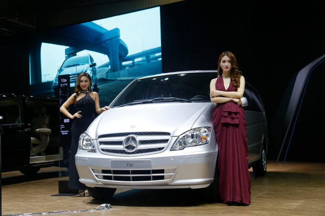 梅赛德斯-奔驰移动咖啡馆亮相成都车展