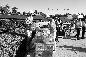 9月3日，吕明昭（左一）在天安门观礼台附近进行志愿服务。