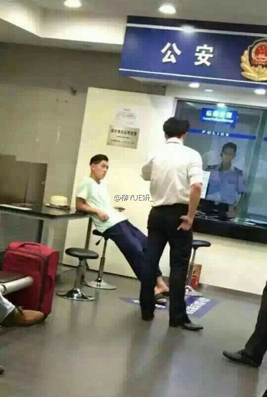 陈冠希机场起冲突派出所淡定跷腿玩手机|陈冠希|派出所|冲突_新浪娱乐_新浪网