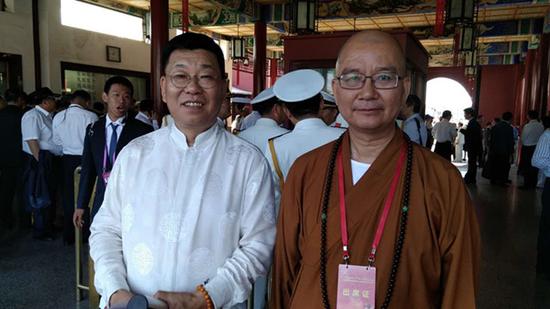 9月3日上午参加观礼活动的察哈尔学会主席韩方明博士与中国佛协会长学诚法师在登上观礼台前合影
