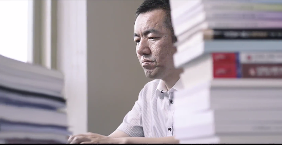 图片说明:百瑞信托研发中心主任高志杰博士在撰写报告